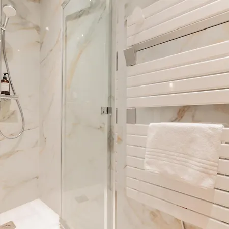 Luxury 3-bedroom In Hyper Centre Air Con Lift