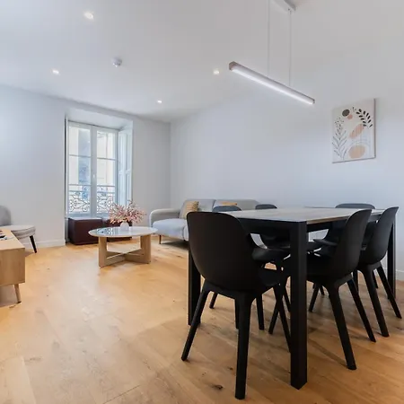Luxury 3-bedroom In Hyper Centre Air Con Lift Lejlighed